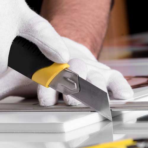 PVC expansé : pourquoi est-il incontournable en signalétique ?